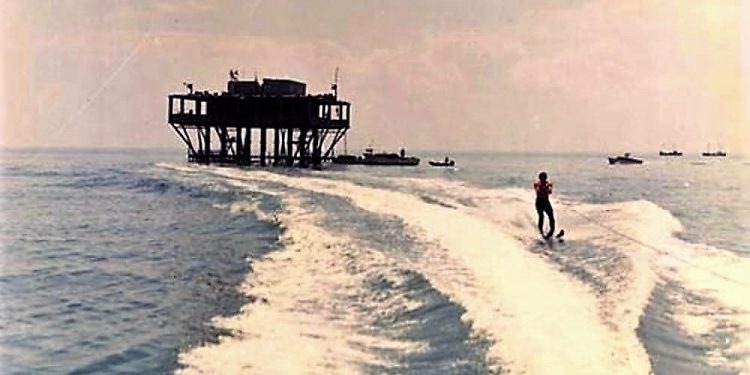 L’Isola delle Rose, la folle storia dello stato indipendente approda al cinema