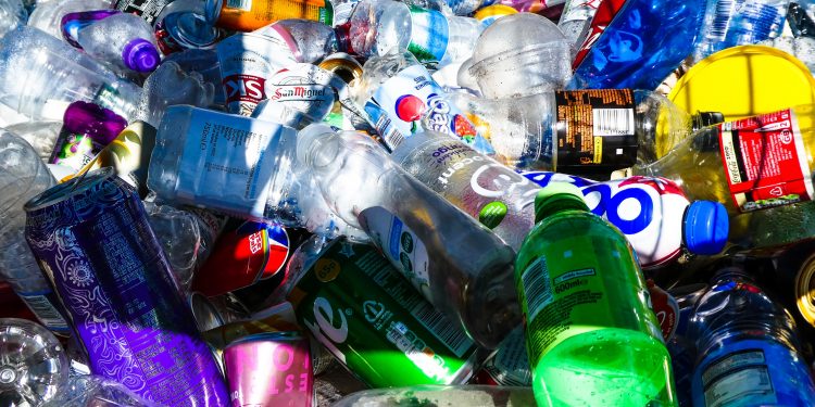 Il mondo che verrà, in bilico tra plastica e speranze