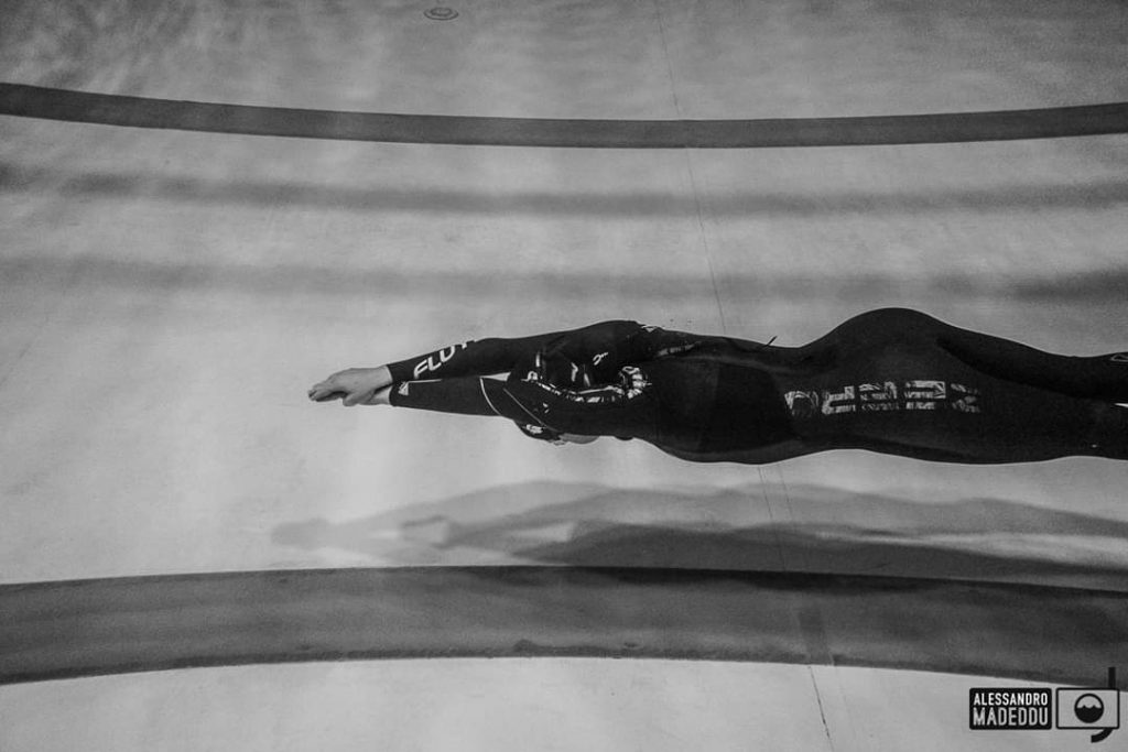 Yara in assetto durante una gara in apnea in una foto di Alessandro Madeddu