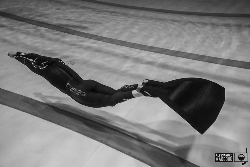 Yara Espis in una prova di apnea con la monopinna fotografata da Alessandro Madeddu