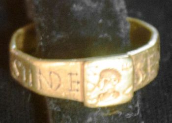 L’annuncio del sultano dell’Oman: ricompensa da centomila dollari per chi restituirà l’anello perduto a Cagliari