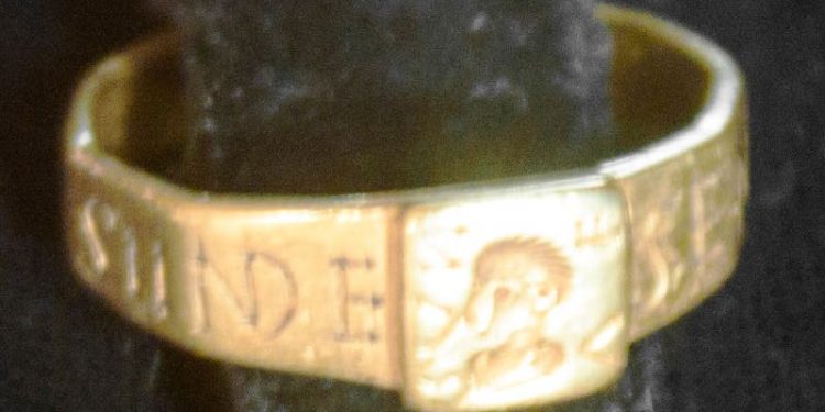 L’annuncio del sultano dell’Oman: ricompensa da centomila dollari per chi restituirà l’anello perduto a Cagliari