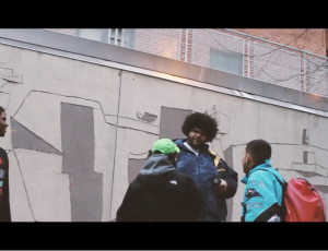 Bigg Dogg davanti al murale e ai cavallini di Nivola alle Wise Towers