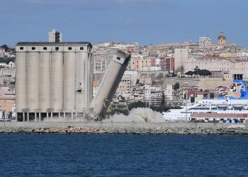 La demolizione del silos di Cagliari (Dietrich Steinmetz)