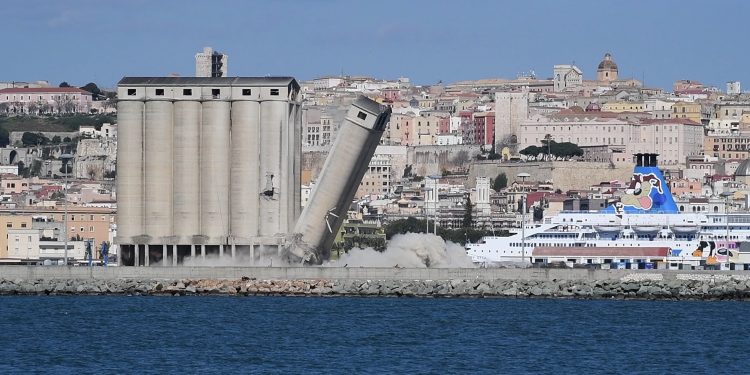 La demolizione del silos di Cagliari (Dietrich Steinmetz)