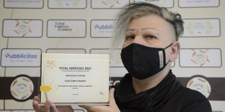 Giacomo Pisano di Nemesis Magazine premiato dalla Total Fashion Academy per l’articolo contro il razzismo