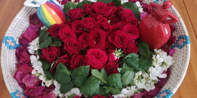 Una pioggia di petali per Sant’Efisio, Cagliari raccoglie i fiori per Sa Ramadura