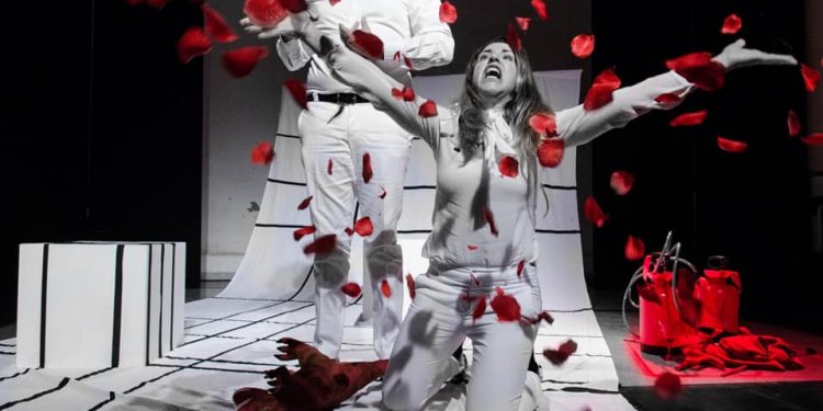 Dal 25 giugno a teatro con Batisfera nei giardini di ville e case del cagliaritano