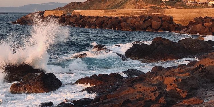 Il mare inquieto culla le inquietudini umane (Carlotta Tiddia)
