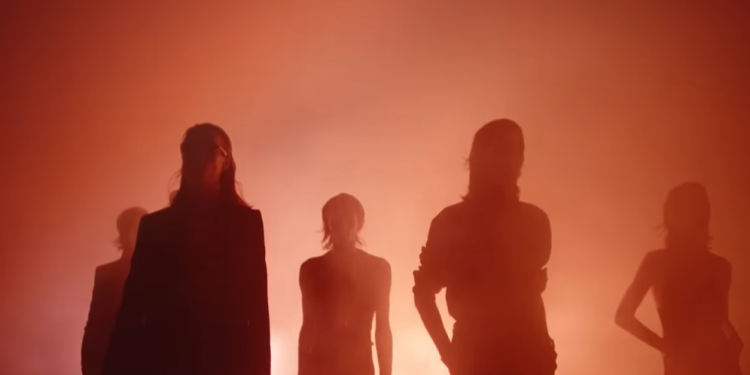 Yves Saint Laurent e la nostalgia del futuro