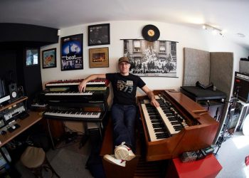 Claudio Corona, energia pura e sonorità vintage nel disco del musicista cagliaritano-londinese