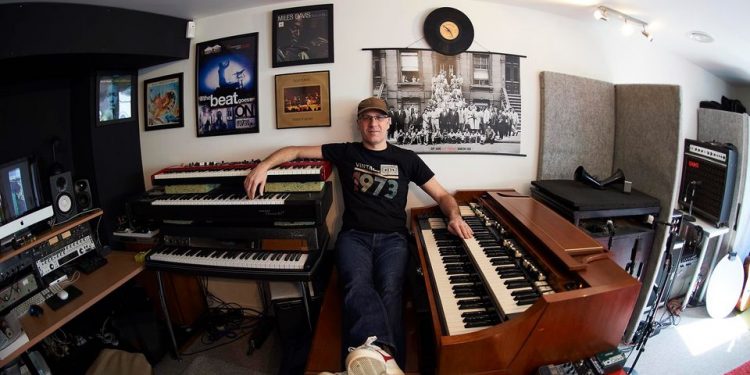 Claudio Corona, energia pura e sonorità vintage nel disco del musicista cagliaritano-londinese