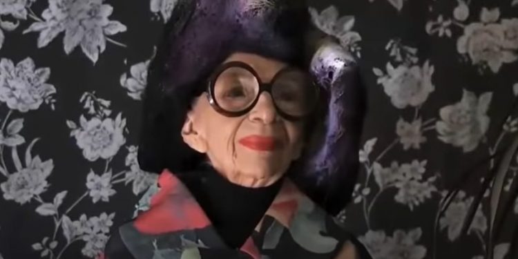 ARCHIVIO. “Non sei bella ma hai stile”, 100 candeline per Iris Apfel, icona senza tempo