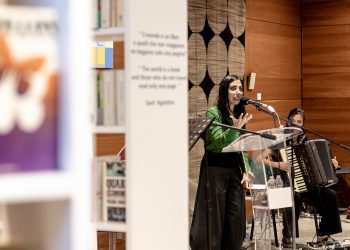 Pazza Idea porta poesia e musica in aeroporto, anteprima in attesa del festival di novembre