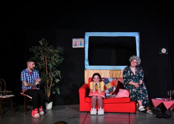 A Cagliari la commedia natalizia di Ferai Teatro: sabato in scena “Tutti pazzi per la tv”