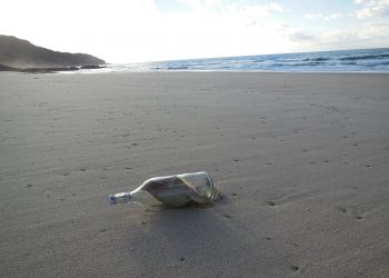 Dal Portogallo alle coste sarde, l’archeologo Matteo Tatti indaga sul messaggio in bottiglia arrivato dal mare