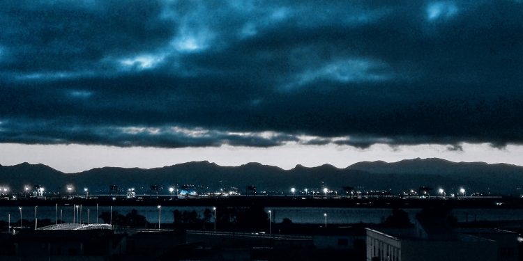 Luce artificiale intrappolata dalla natura