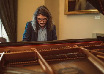 Lezioni di piano, la svolta musicale solista di Andrea Schirru