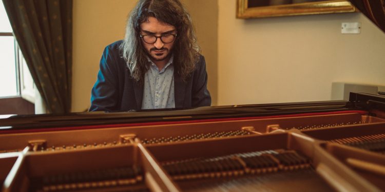 Lezioni di piano, la svolta musicale solista di Andrea Schirru