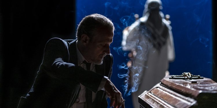 Teatro, con “Lo straniero” dal romanzo di Albert Camus si chiude a Cagliari la rassegna Trilogia d’autore di Akroama