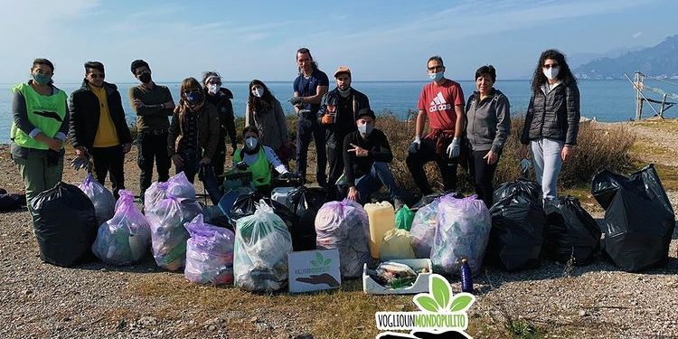 Voglio un mondo pulito, l’associazione giovanile che ha raccolto tonnellate di rifiuti dalle spiagge campane