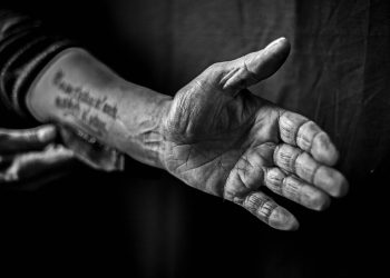 Riflessi, nelle foto di Milly Macis l’incontro tra l’ossidiana e i detenuti di Is Arenas