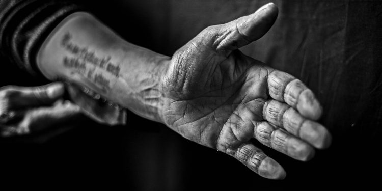 Riflessi, nelle foto di Milly Macis l’incontro tra l’ossidiana e i detenuti di Is Arenas