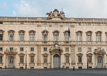 La sentenza della Corte Costituzionale attribuisce due cognomi ai figli. L’Italia si spacca in due tra entusiasmi e polemiche