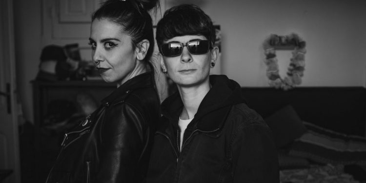 Pusstache, electropunk dal profondo Sulcis. Le Sorelle Pestilenza tornano con nuovo nome e nuovo stile