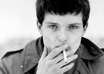 ‘Cuore e anima, uno brucerà’, a Cagliari uno spettacolo per ricordare Ian Curtis e i Joy Division