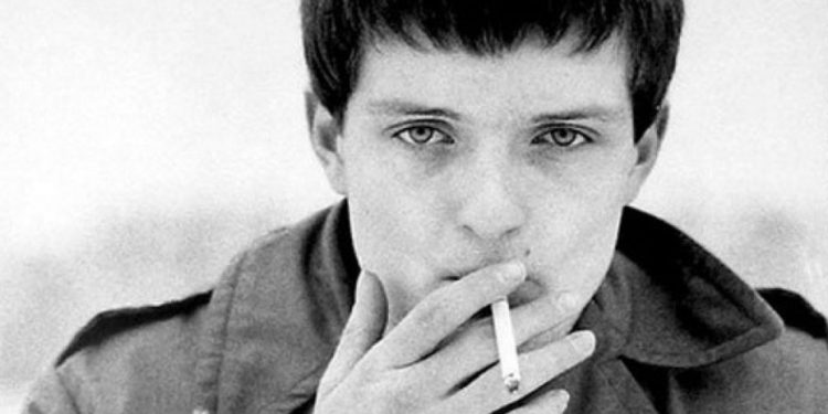 ‘Cuore e anima, uno brucerà’, a Cagliari uno spettacolo per ricordare Ian Curtis e i Joy Division