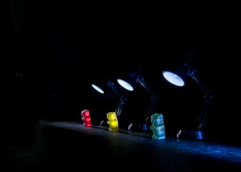 Duemila caramelle si sfidano in battaglia, a Cagliari va in scena ‘La Grande guerra degli orsetti gommosi’ di Batisfera