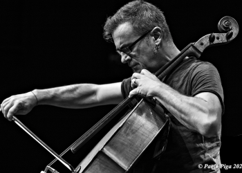 Non sei solo se hai un violoncello. Gianluca Pischedda in concerto al Teatro Lirico di Cagliari