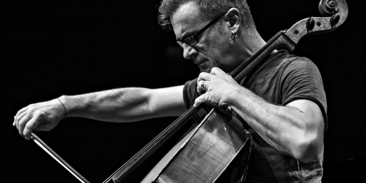 Non sei solo se hai un violoncello. Gianluca Pischedda in concerto al Teatro Lirico di Cagliari