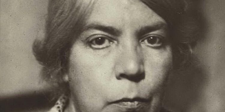 Antifascista, femminista, incurante della critica? Un processo pubblico prova a restituire la verità su Grazia Deledda