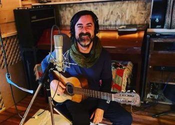 Regala i suoi CD lasciandoli sulle auto in sosta. Joaquin Palacios sceglie un gesto analogico nell’era del digitale