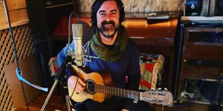 Regala i suoi CD lasciandoli sulle auto in sosta. Joaquin Palacios sceglie un gesto analogico nell’era del digitale