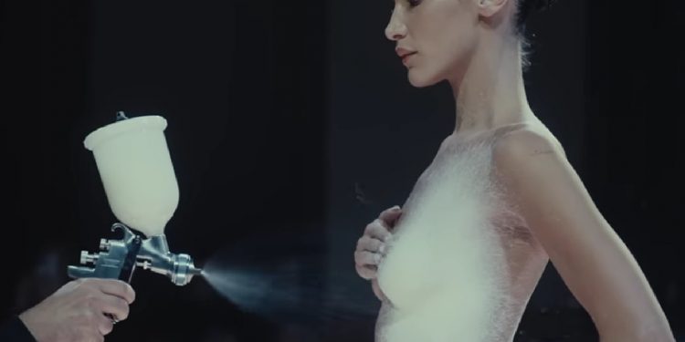 Coperni, l’atto creativo alla Pollock che scuote il mondo della moda