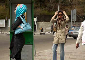 EDITORIALE. Croci e hijab, il cambiamento passa (anche) attraverso il dialogo tra abito e cultura