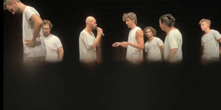 Prosegue a Cagliari la rassegna Teatro contemporaneo di Akròama, da mercoledì a sabato si parla di politica con tre generazioni a confronto