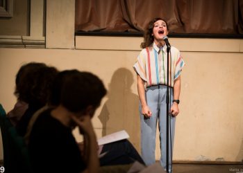 Con “Jukebox” Monica Demuru attraversa le città con le parole nello spettacolo di Sardegna Teatro a Sa Manifattura