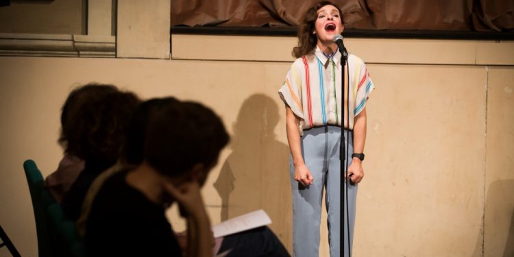 Con “Jukebox” Monica Demuru attraversa le città con le parole nello spettacolo di Sardegna Teatro a Sa Manifattura