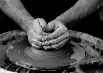 EDITORIALE. L’artigiano e il designer, il labile confine tra due mestieri che lavorano in parallelo tra mente e mano