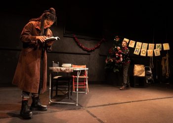 Il Natale acido di “Snowflake” firmato Mike Bartlett inaugura la rassegna “Il Terzo Occhio” di CeDAC, spettacoli a Cagliari, Alghero e Nuoro