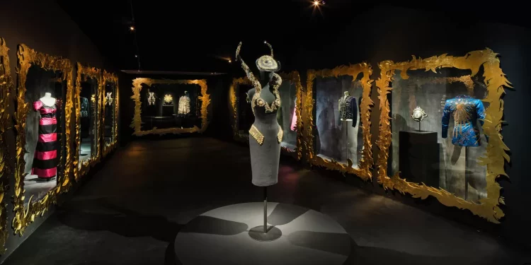 Shocking! In mostra a Parigi il mondo surreale di Elsa Schiaparelli
