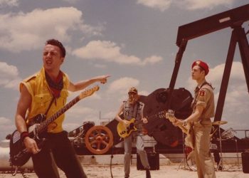Il grido di protesta di quel cantautore con la chitarra elettrica. Vent’anni fa ci lasciava Joe Strummer
