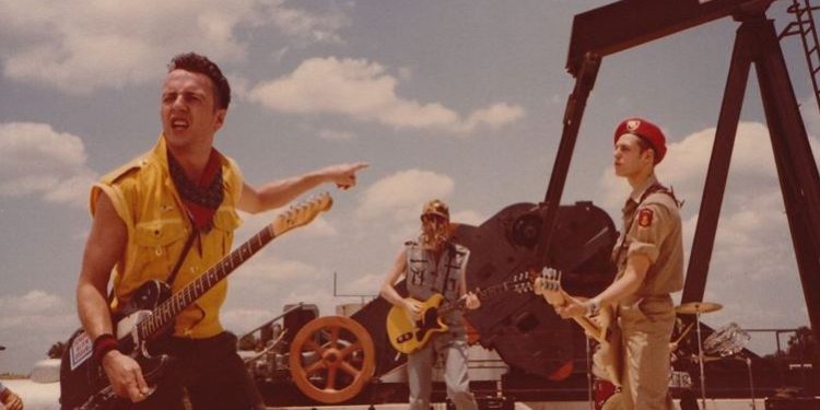 Il grido di protesta di quel cantautore con la chitarra elettrica. Vent’anni fa ci lasciava Joe Strummer