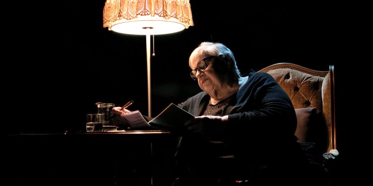 Filu me’, una vita nel teatro. A San Sperate applausi ed emozione per il monologo di Ida Pillittu