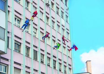 Supereroi acrobatici e dal cuore grande, a Cagliari l’appuntamento con i piccoli pazienti del Microcitemico