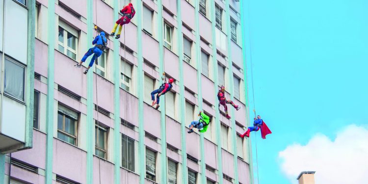 Supereroi acrobatici e dal cuore grande, a Cagliari l’appuntamento con i piccoli pazienti del Microcitemico